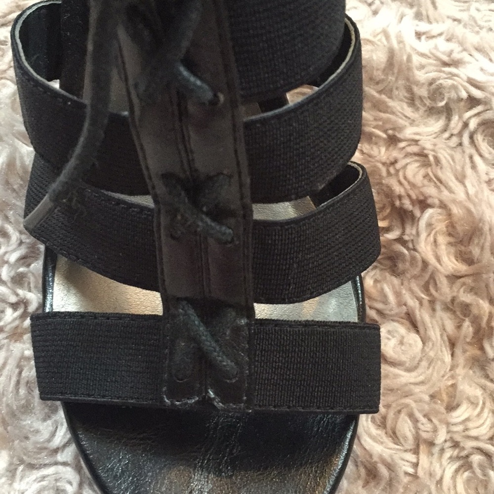 Black heels with elastic straps - Picture 3 of 3